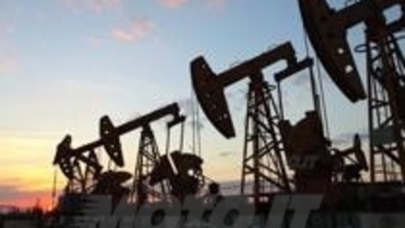 Petrolio e coerenza: oro nero in picchiata, carburanti alle stelle. Qualcosa non torna 