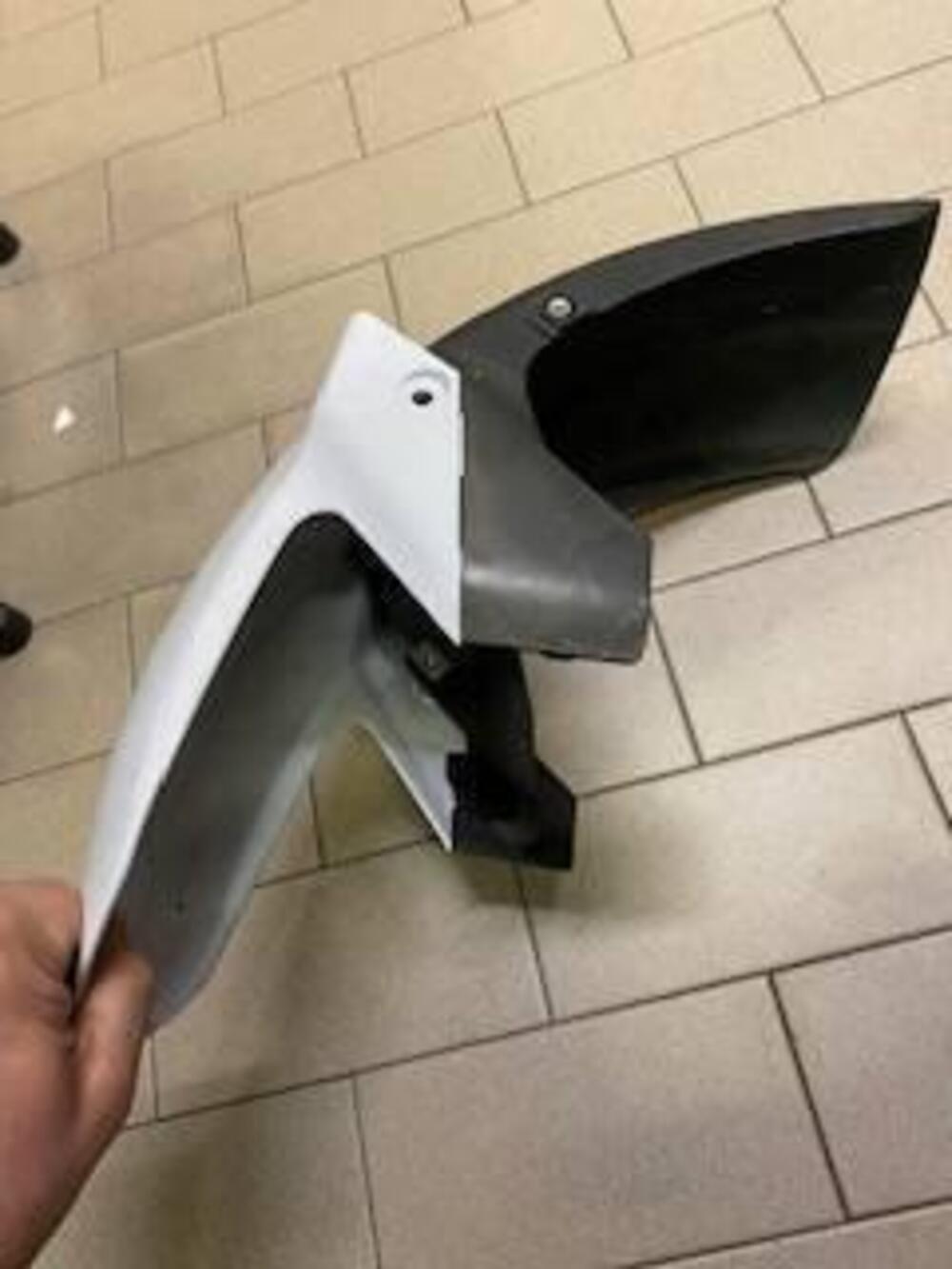 PARAFANGO ANTERIORE COMPLETO DI SEMIPARAF. BIANCO Kawasaki (2)