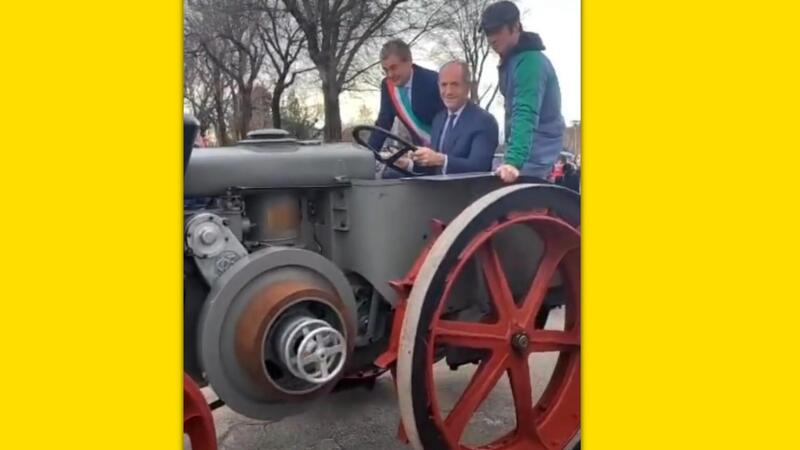 Veneto: Luca Zaia guida un trattore Super Landini a testa calda: come funziona? [VIDEO]