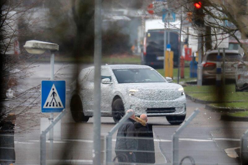 Nuova Ford Elettrica, ecco le foto spia del nuovo Crossover 