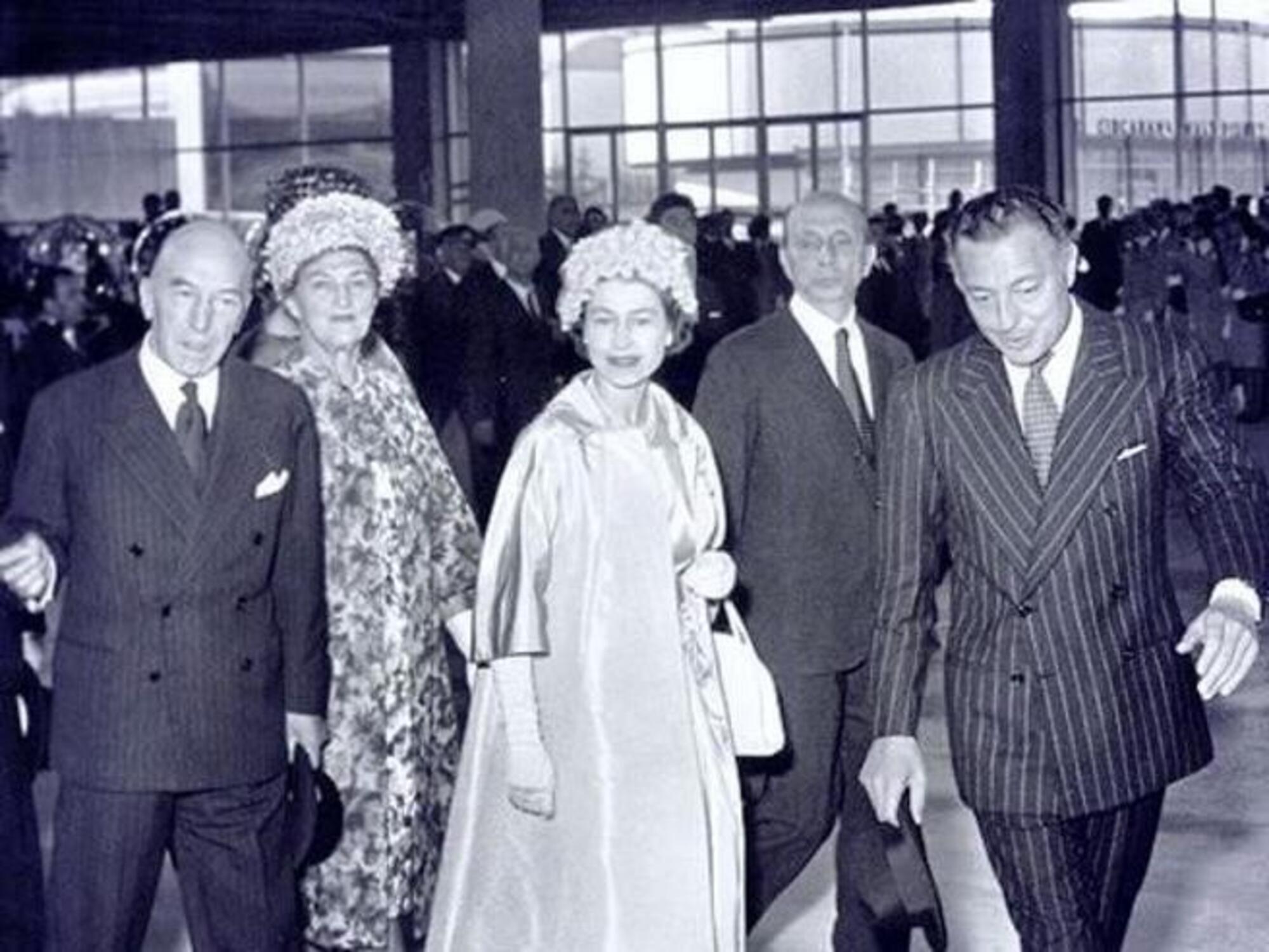 Gianni Agnelli accoglie alla stazione Porta Nuova di Torino la regina Elisabetta II