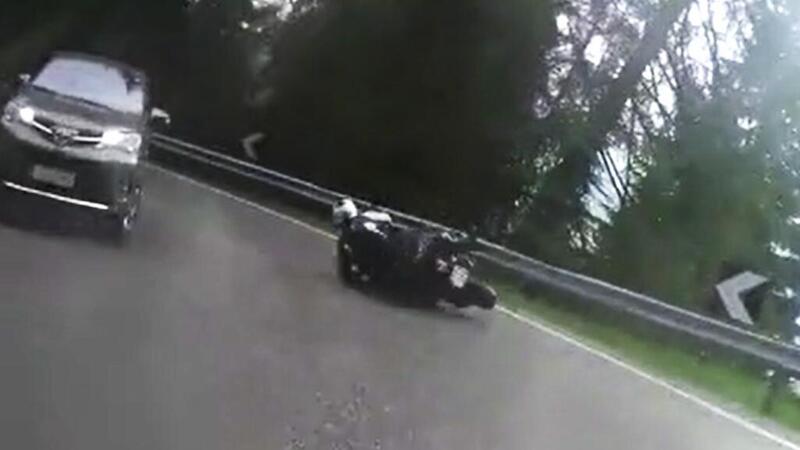 Questo invece &egrave; quando la strada &egrave; troppo bagnata e la moto scappa via [VIDEO VIRALE]