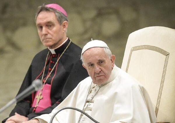 Lo scontro padre Georg-Bergoglio? Nuzzi ci racconta le trame del Vaticano. E su Fedez: &quot;In imbarazzo&quot;