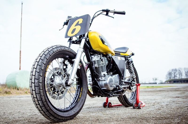 La Yamaha SR 400 by Deus in uso alla scuola