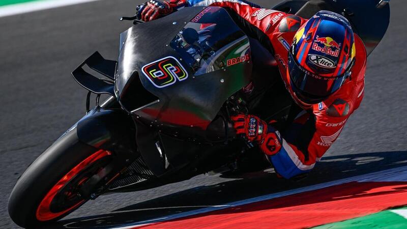 MotoGP 2023. MotoGP 2023. Stefan Bradl e la nuova Honda: &ldquo;S&igrave;, sto guidando con un forcellone Kalex in alluminio e un impianto di scarico Akrapovic&rdquo;