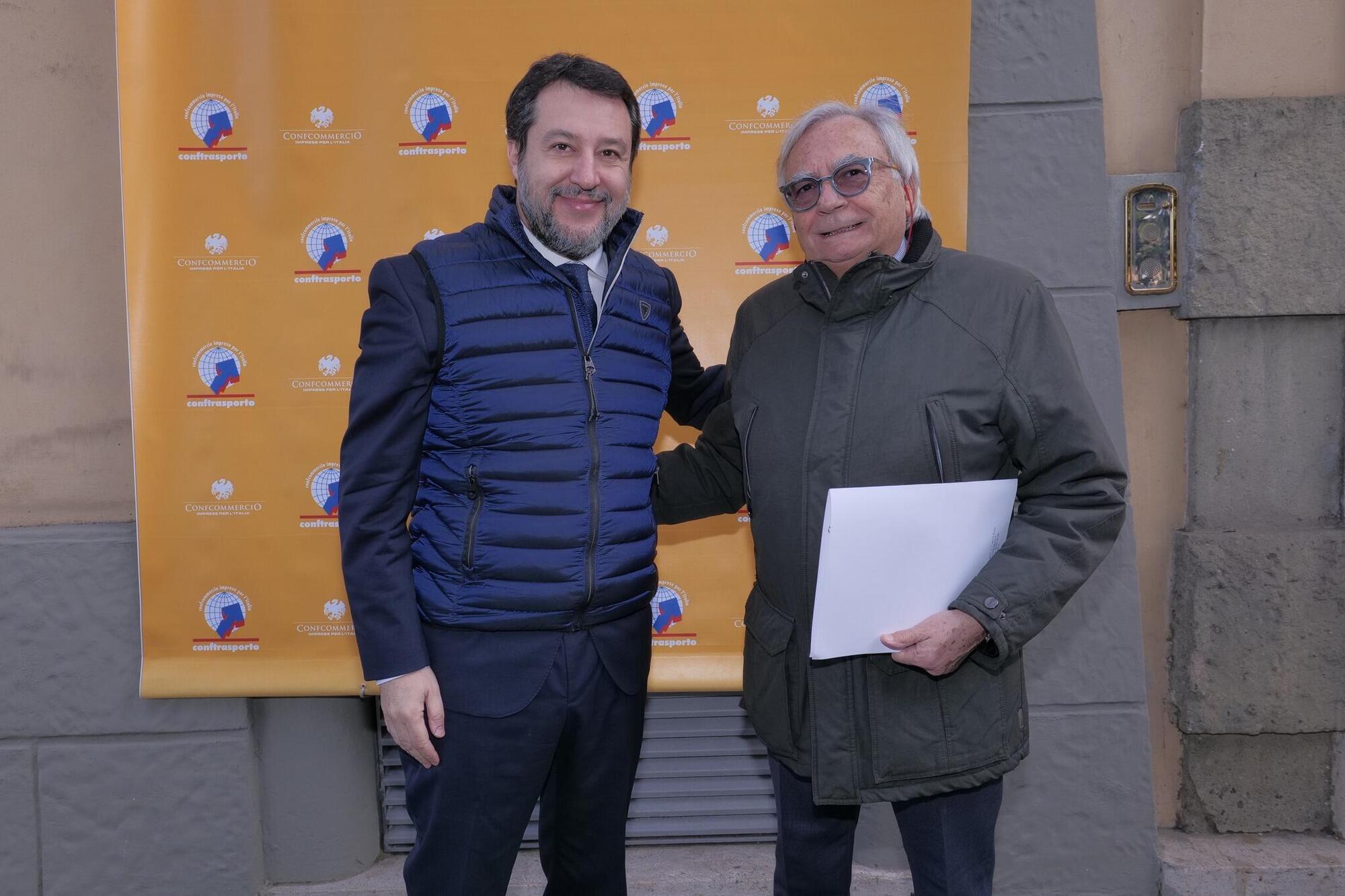 Matteo Salvini con il presidente di Conftrasporto, Paolo Ugg&egrave;