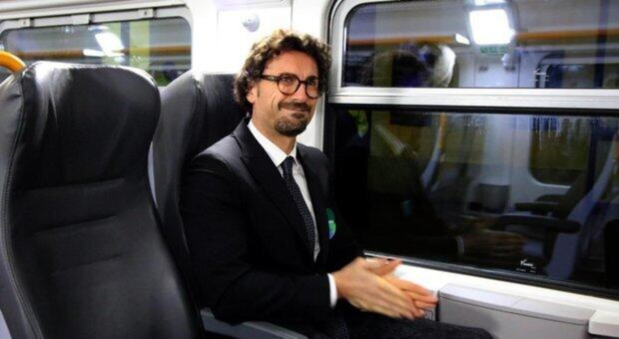 Danilo Toninelli in treno