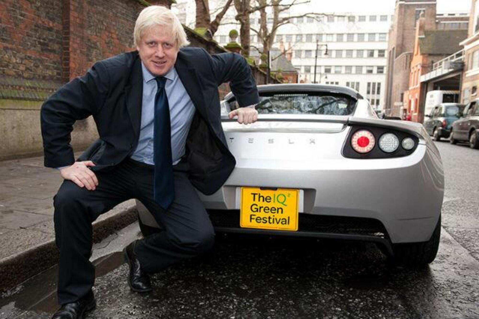 Boris Johnson con una Tesla