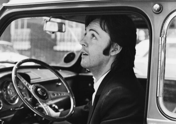 Paul McCartney quasi investito da un&rsquo;auto sulle iconiche strisce pedonali di Abbey Road [VIDEO]