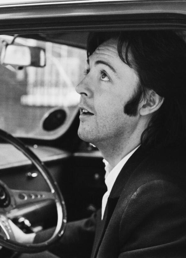 Paul McCartney quasi investito da un&rsquo;auto sulle iconiche strisce pedonali di Abbey Road [VIDEO]