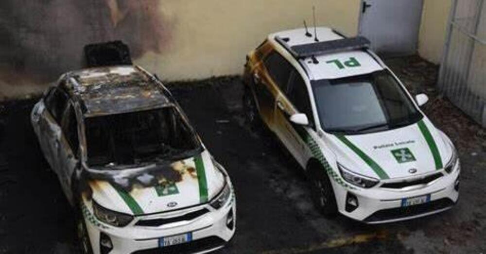 Allarme attentati anarchici: ecco come a Milano e Roma molotov e incendi hanno distrutto le auto di polizia e Telecom