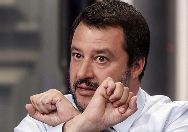 Ma come si fa ad andare a 300 km/h sull'Autofiori e con il cellulare in mano? E Salvini attacca...