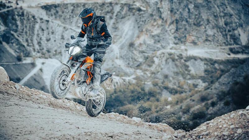 Arriva la versione 2023 della KTM Adventure 390: ecco come cambia [GALLERY]