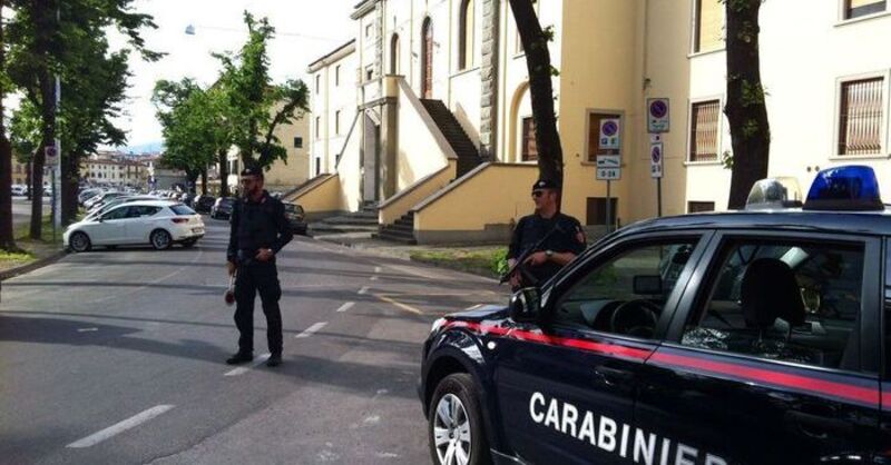 Investe un carabiniere per scappare in moto, dal posto di blocco