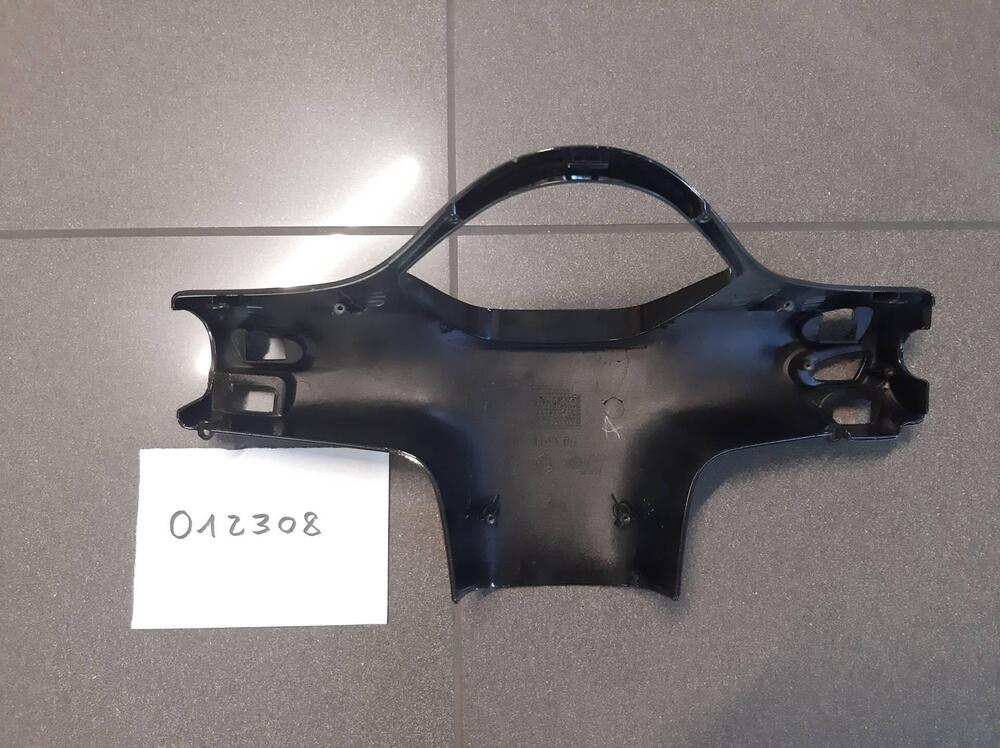 COPRIMANUBRIO POSTERIORE VESPA GTS 250/300 (2)