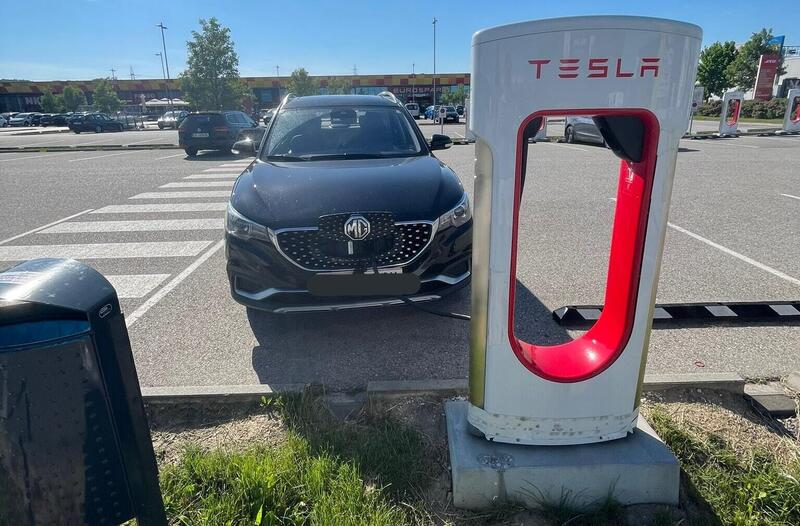 Una MG elettrica in ricarica presso un Supercharger. Le tariffe per i &quot;non-owners&quot; sono molto alte