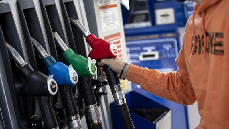 Il bonus benzina ci sar&agrave; nel 2023: chi lo pu&ograve; richiedere fra i privati