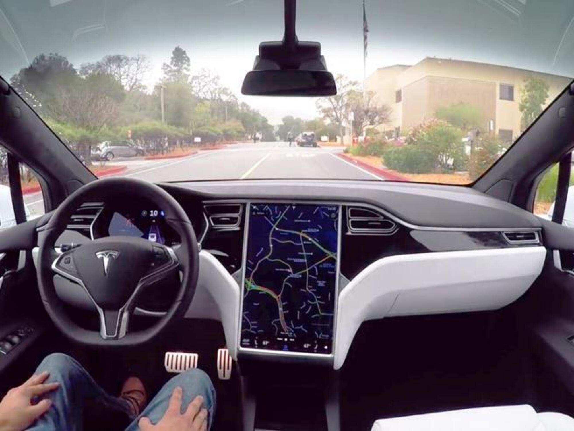 Il sistema di guida autonoma di Tesla