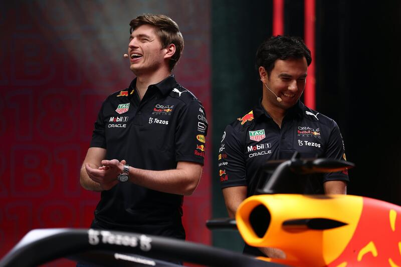 Max Verstappen e Sergio Perez alla presentazione della RB18 F1