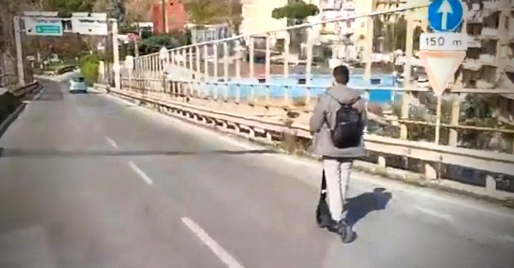 Napoli, l&#039;incredibile video del monopattino in superstrada. Poi gli incidenti aumentano... [VIDEO]
