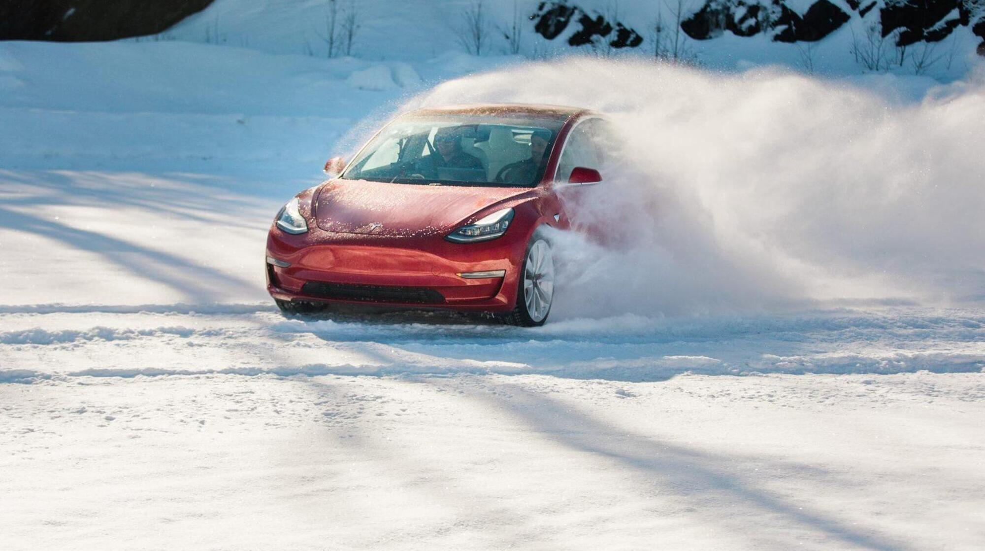 Tesla Model 3 sulla neve