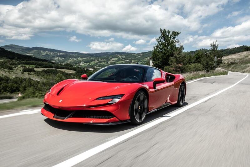 Ferrari SF90 Stradale su strada