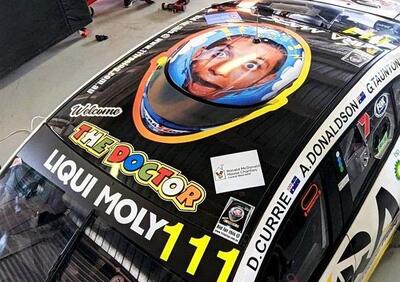 Valentino Rossi chiude sesto alla 12 Ore di Bathurst, il tettuccio speciale va all'asta! [VIDEO]