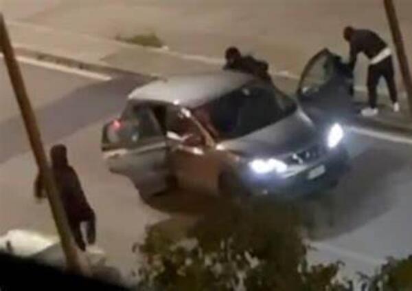 In cinque bloccano un&#039;auto in corsa per rubarla: incredibile scena a Napoli [VIDEO]