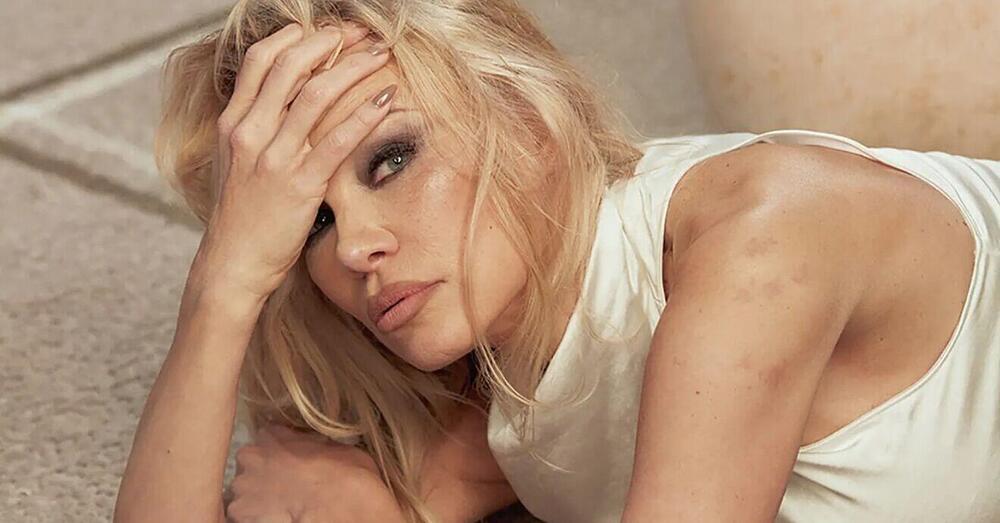 A Pamela Anderson dovremmo tutti chiedere scusa (e il docu-film Netflix ce lo sbatte in faccia)