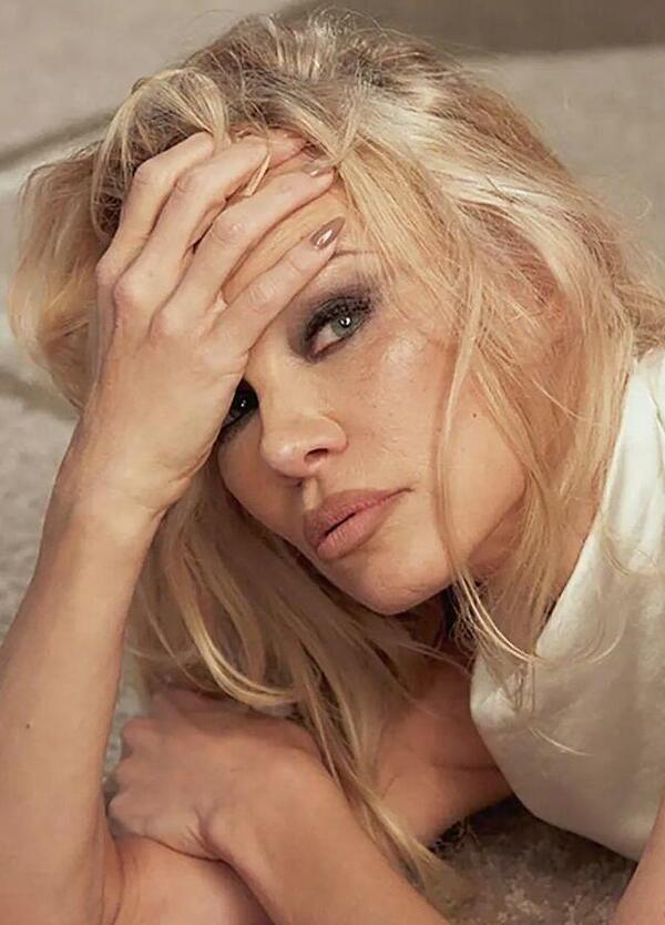 A Pamela Anderson dovremmo tutti chiedere scusa (e il docu-film Netflix ce lo sbatte in faccia)