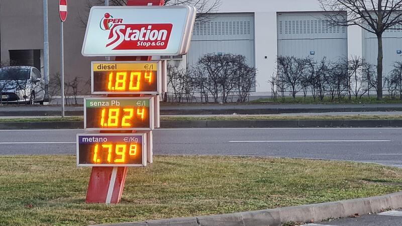 Forse c&#039;&egrave; un errore: benzina pi&ugrave; cara del gasolio, aumenti in vista