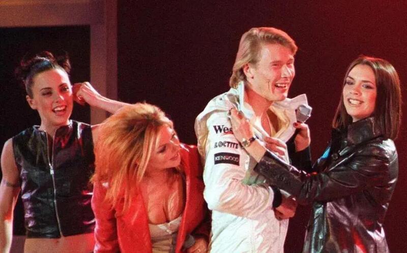 Mika Hakkinen con tre quinti delle Spice Girls alla presentazione della McLaren. MP4/12 nel 1997