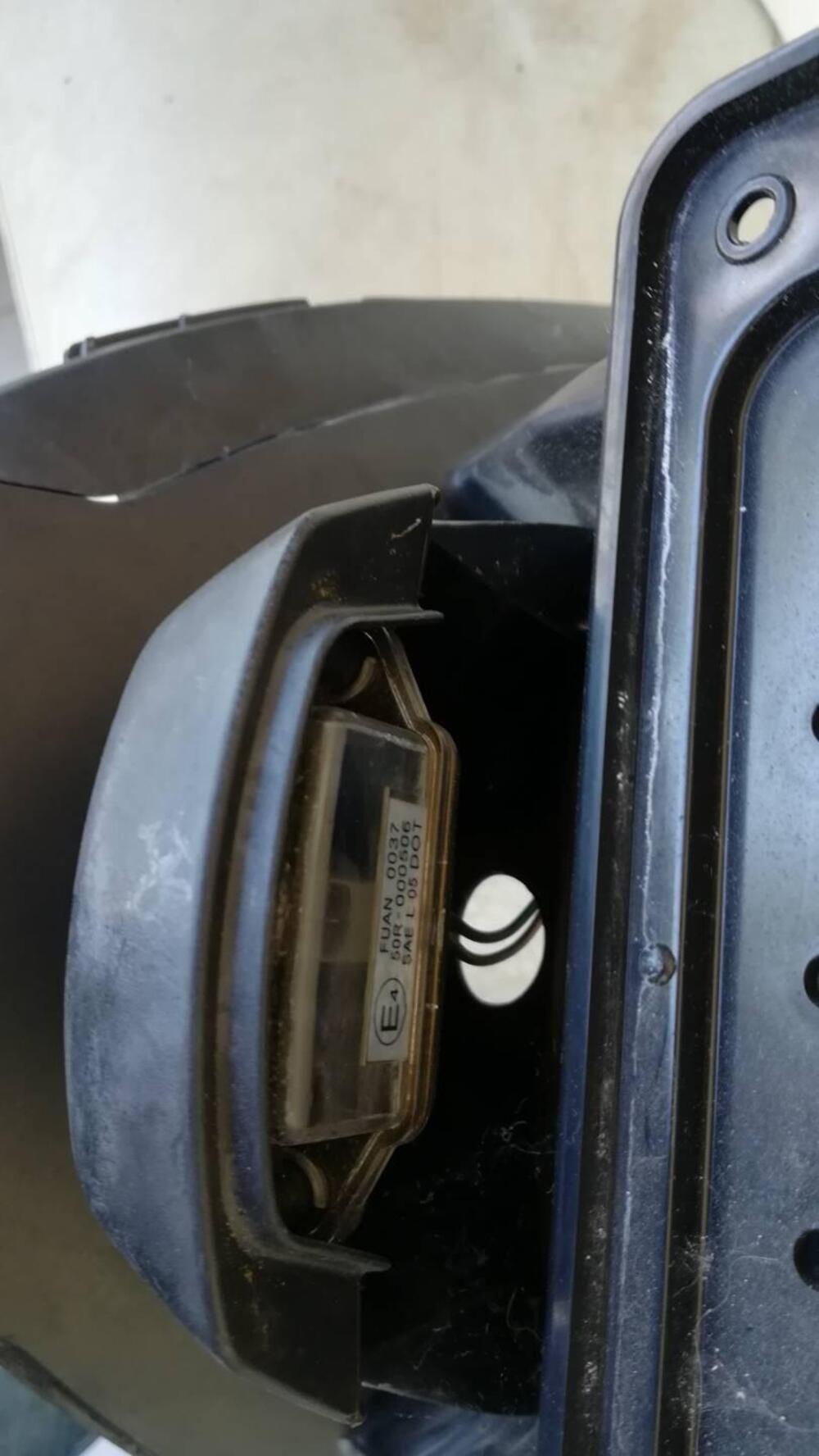 Parafango portatarga Kymco Downtown 125 (2)