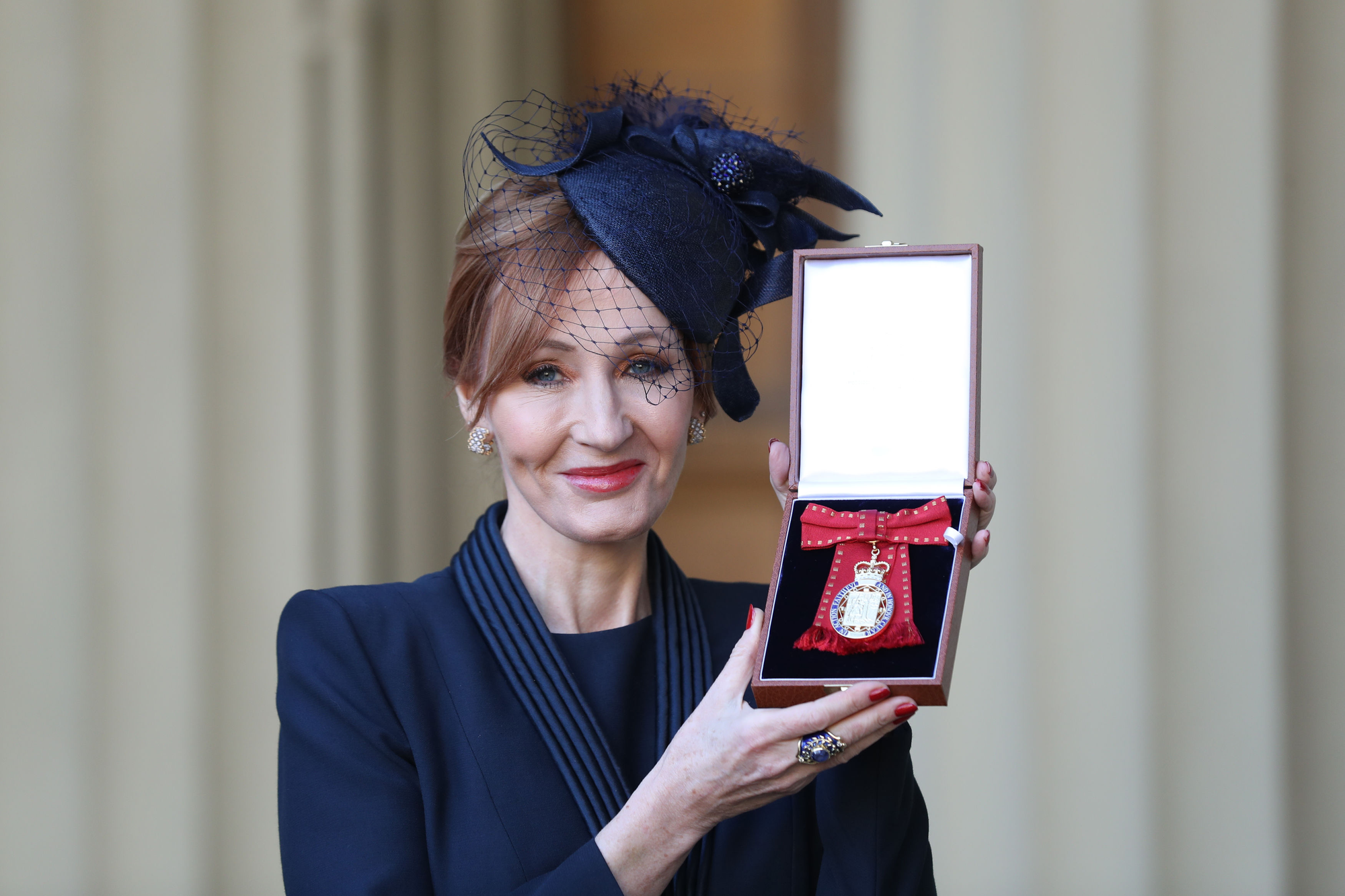 J.K. Rowling riceve dal Duca di Cambridge il Companion of Honour per i suoi meriti nella letteratura e nell filantropia