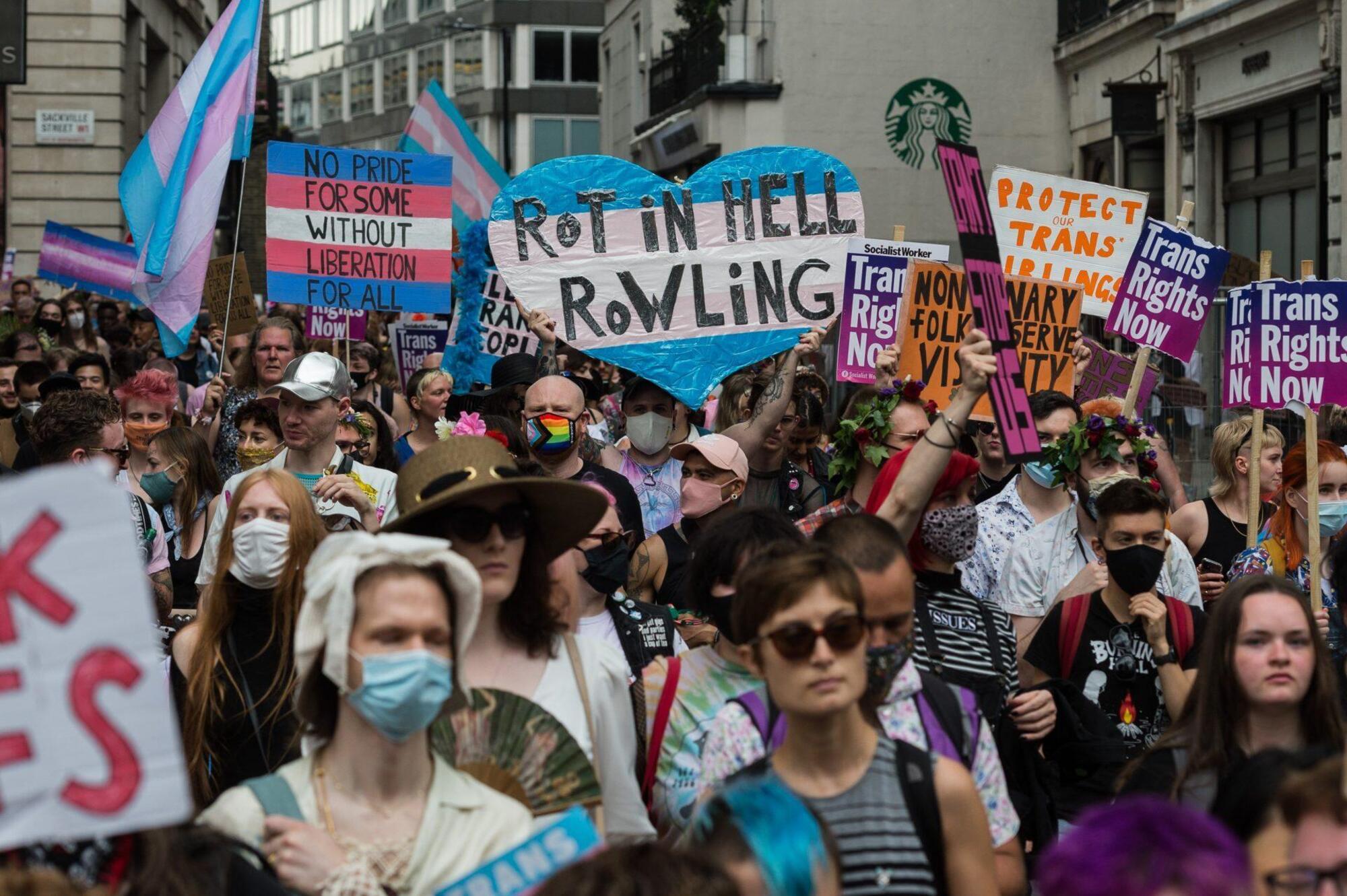 Proteste di attivisti LGBTQ+ contro J.K. Rowling