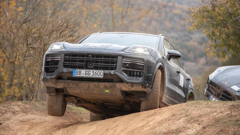 Porsche Cayenne restyling 2023: sotto stress in offroad il telaio semi-attivo