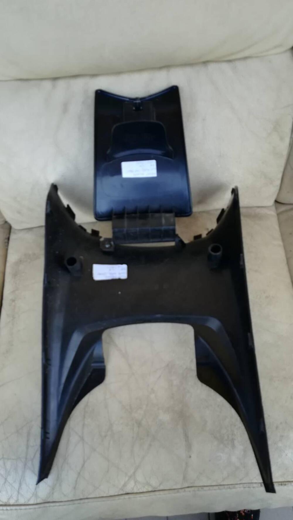 Plastica tunnel centrale Footboard center cover Ky Kymco (2)