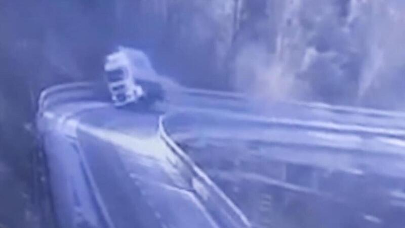 Incidente sulla A6: un camion si ribalta oltre il ponte. Ferito il conducente [VIDEO]