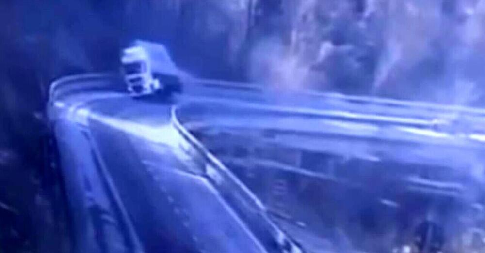 Camion precipita da un viadotto. E sarebbe potuta essere una strage: ecco perch&eacute; [VIDEO]