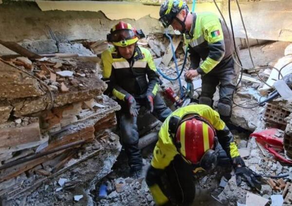 Ecco come i vigili del fuoco italiani salvano un 22enne dalle macerie del terremoto in Turchia 
