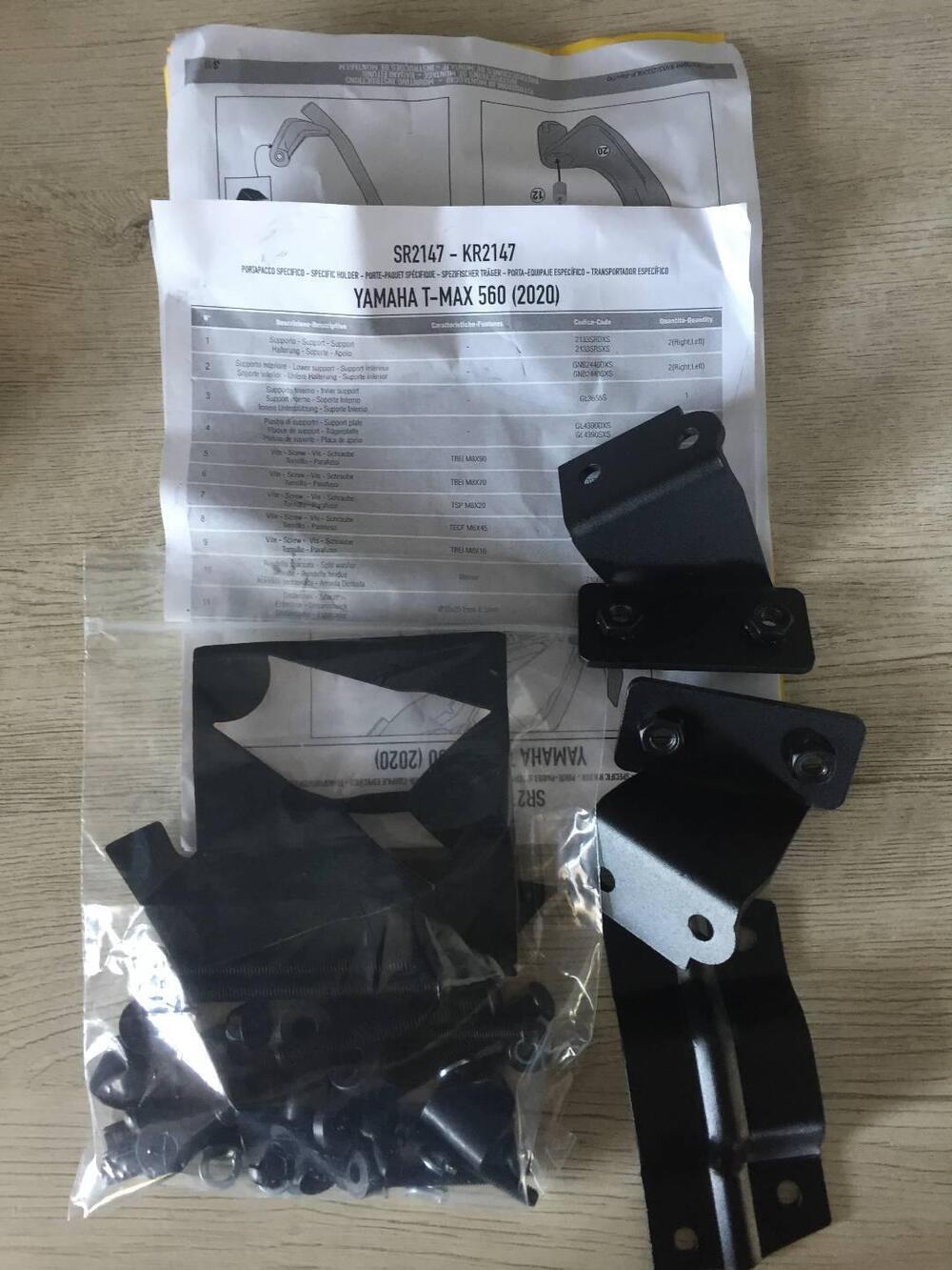 PORTAPACCHI YAMAHA T MAX 560 Givi (2)