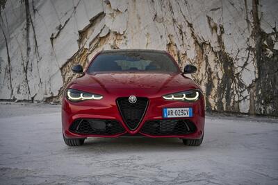 Nuova Alfa Romeo Giulia 2023 restyling, ecco i fari full LED. Meglio tardi che mai? [Video]