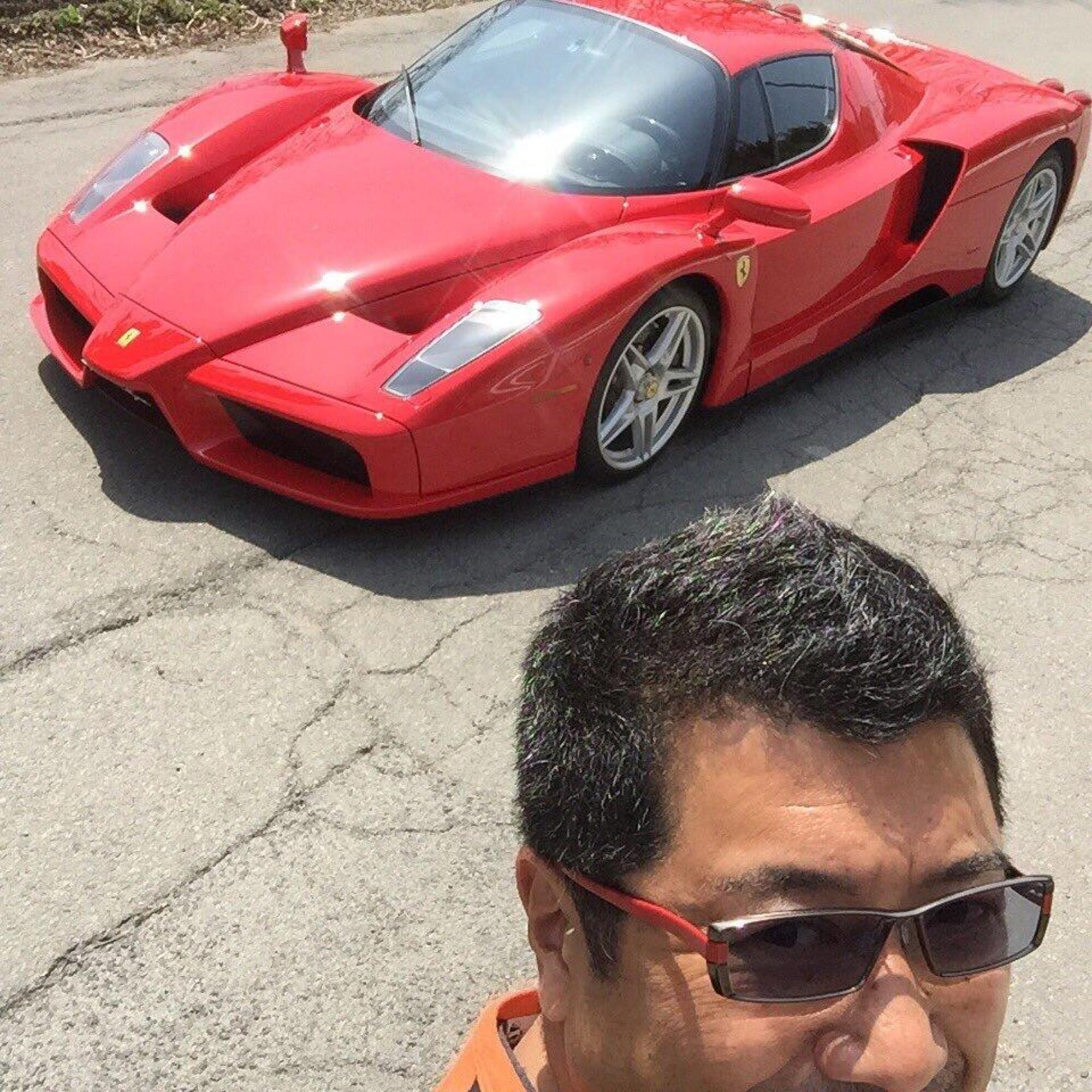 Ken Okuyama  con la sua Ferrari