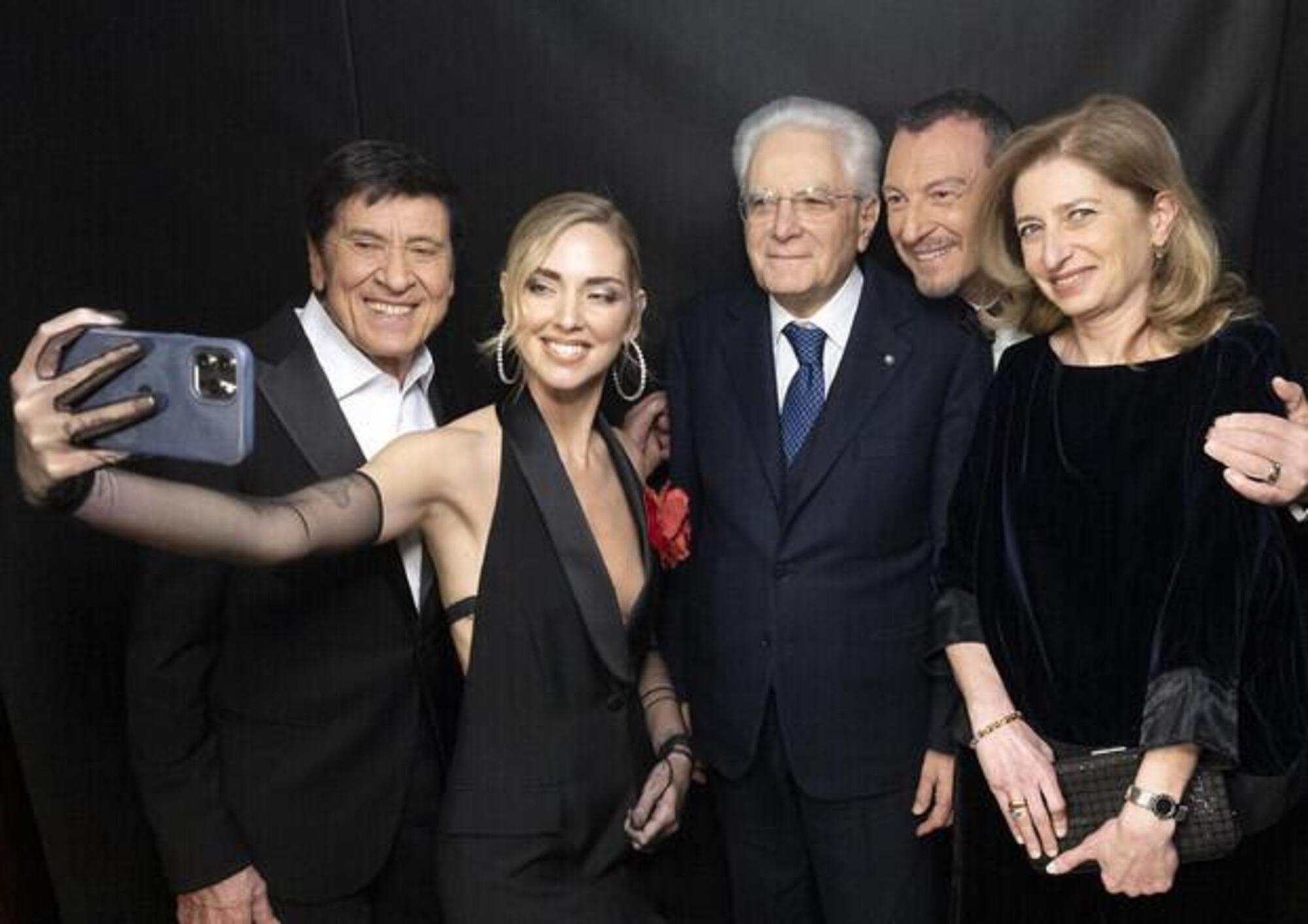 Il selfie dei conduttori di Sanremo con il presidente della Repubblica, Sergio Mattarella