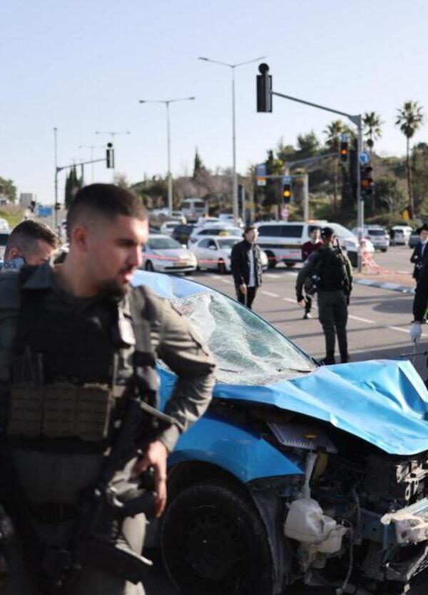 Schianta l&rsquo;auto contro la fermata del bus e muore un bambino di 6 anni. Cos&igrave; tornano gli attentati in Israele