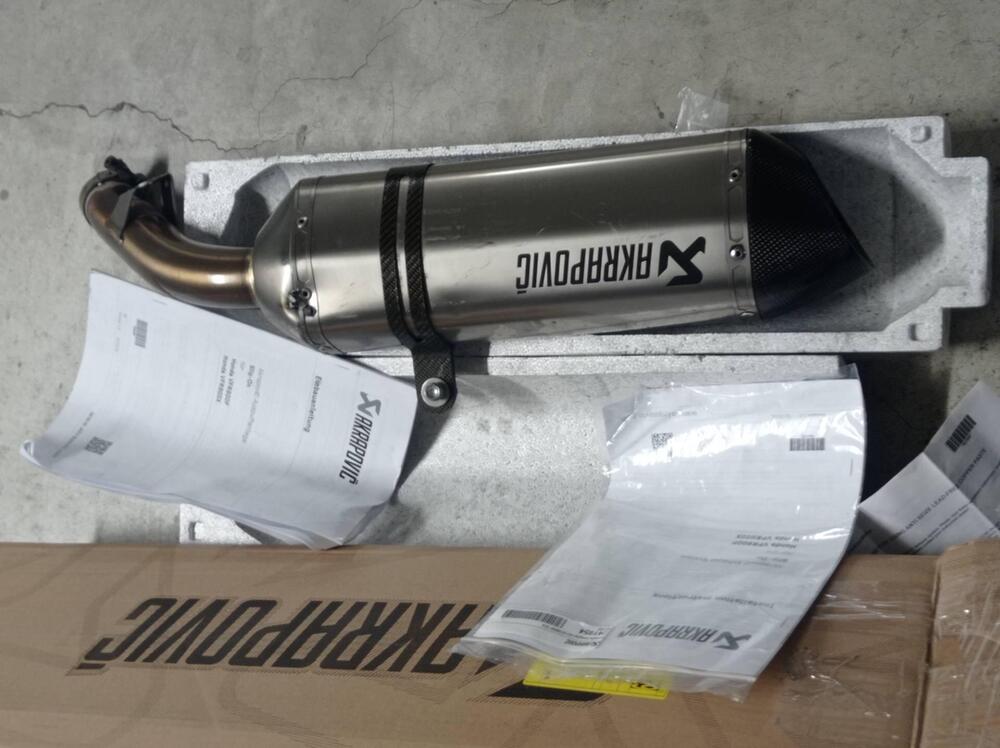 finale marmitta AKRAPOVIC (2)