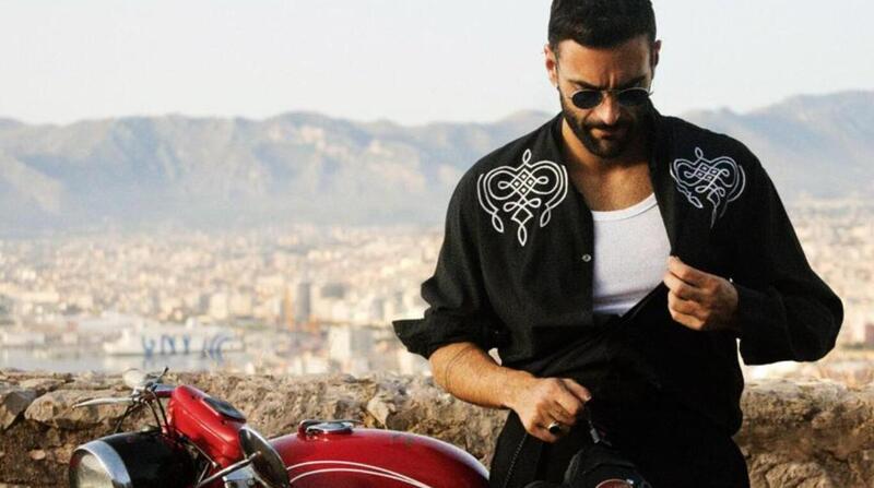 Marco Mengoni, il Festival di Sanremo, la tuta di pelle e le moto [GALLERY]