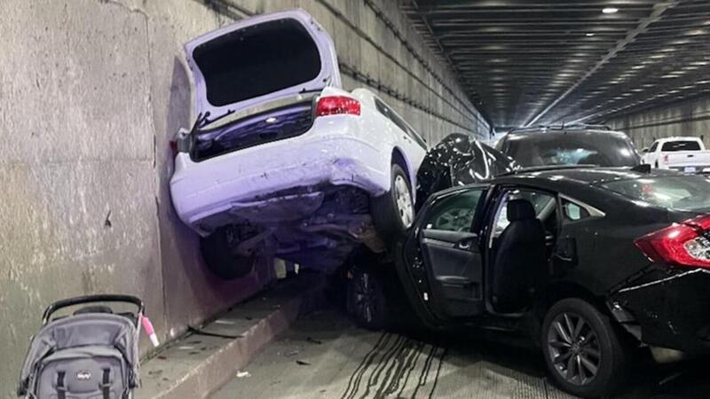 Non c&#039;&egrave; motivo per frenare, ma la Tesla blocca: il crash &egrave; epico [VIDEO]