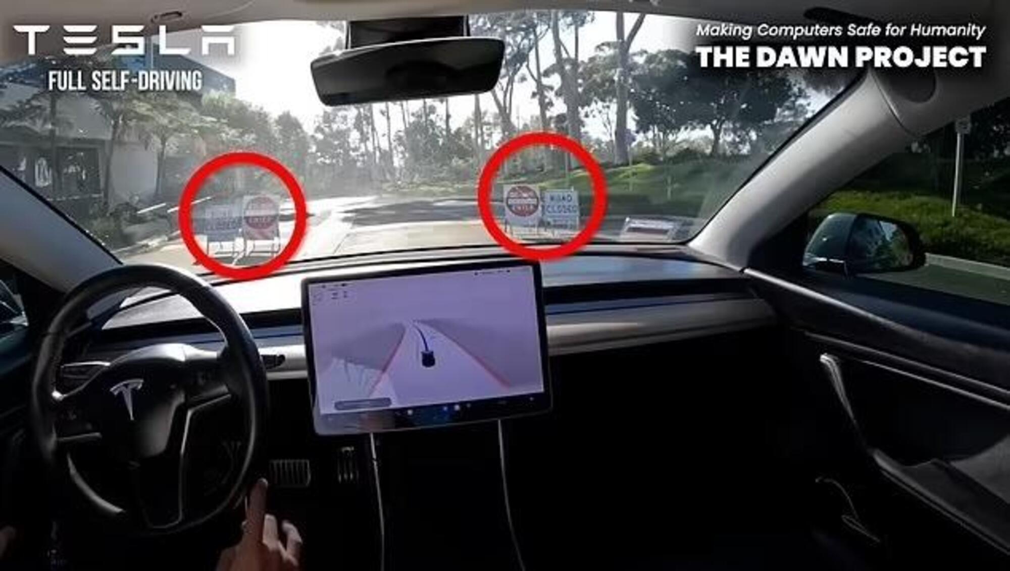 Secondo il video di The Dawn Project la Tesla con Fsd non si ferma quando dovrebbe