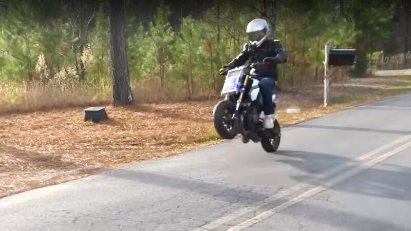 Cosa succede se metti un motore a 2 tempi da 500 cc in una Honda Grom MSX? Che impenna a diritto! [VIDEO VIRALE]